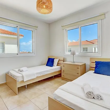 ♥ Sunny&cozy Family ★ Walk To The Beach☼ Apartamento Paralimni